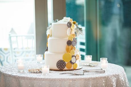 Una Boda en Amarillo, Negro y Gris.
