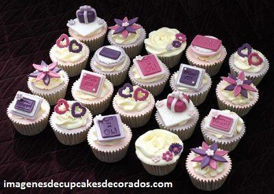 cupcakes de cumpleaños para mujeres decorados