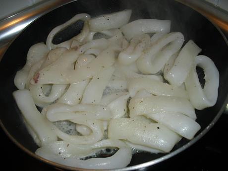 CALAMARES CON PATATAS FRITAS Y SALSA ALLIOLI