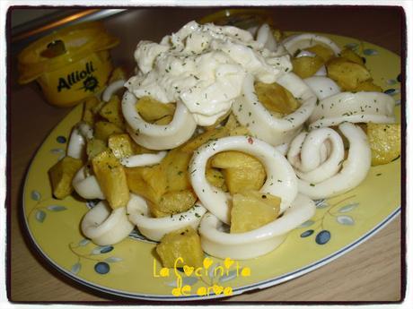 CALAMARES CON PATATAS FRITAS Y SALSA ALLIOLI