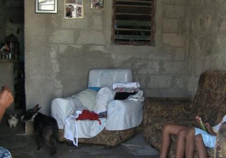 Al menos 300 cubanos viven en la miseria en un antiguo matadero de La Habana