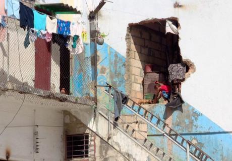Al menos 300 cubanos viven en la miseria en un antiguo matadero de La Habana