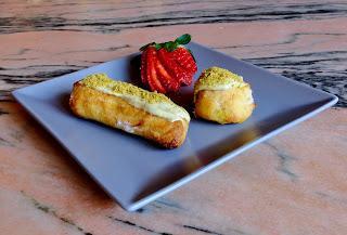 strawberry-eclairs, eclairs-de-fresa-y-pistachos