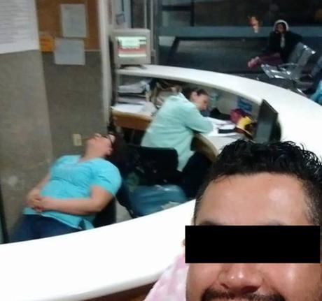 Recepcionistas de la clínica 50 namenazan con negarle el servicio tras ser exhibidas dormidas