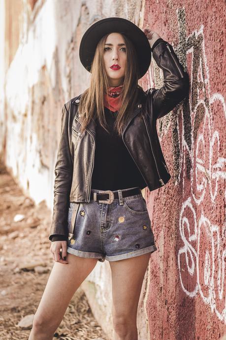 EMBRODERY DENIM SHORTS