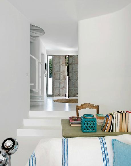 Una casa  de estilo mediterráneo elegante y minimalista