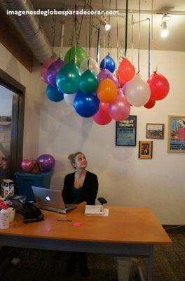 decoracion con globos en oficina escritorio