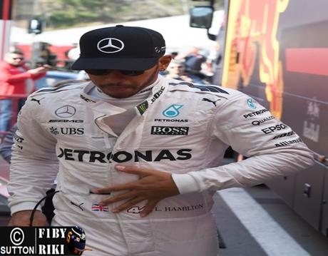 Hamilton defiende el hecho de ganar con un coche y equipo superior