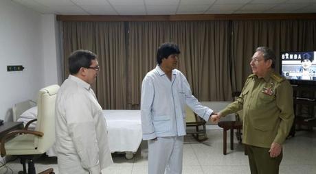 Raúl Castro visitó a Evo Morales en el hospital