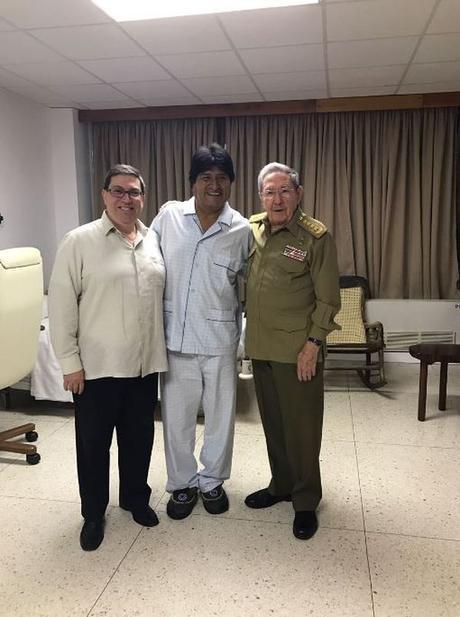 Raúl Castro visitó a Evo Morales en el hospital