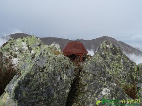 Ruta al Pico Castillo y la Rozada: Buzón de cima del Pico Castillo