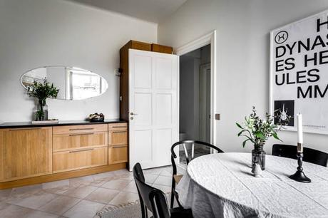 Un ático entre vigas de madera y paredes de ladrillo visto