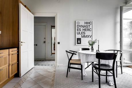 Un ático entre vigas de madera y paredes de ladrillo visto