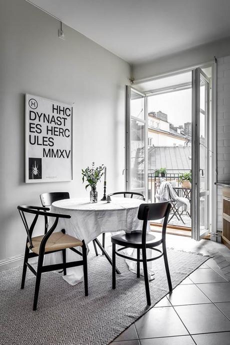 Un ático entre vigas de madera y paredes de ladrillo visto