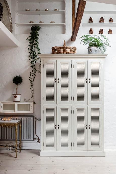 mueble armario decapado en blanco con puertas de persianilla