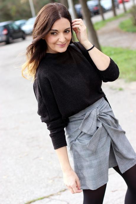 Con falda anudada y abrigo leopardo Con falda anudada y abrigo leopardo