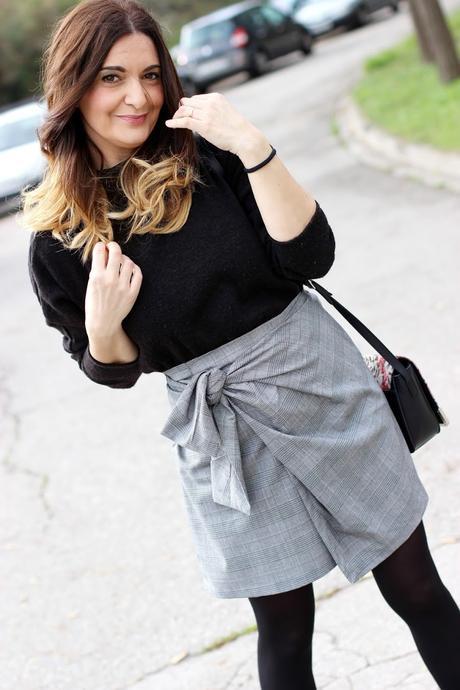 Con falda anudada y abrigo leopardo Con falda anudada y abrigo leopardo