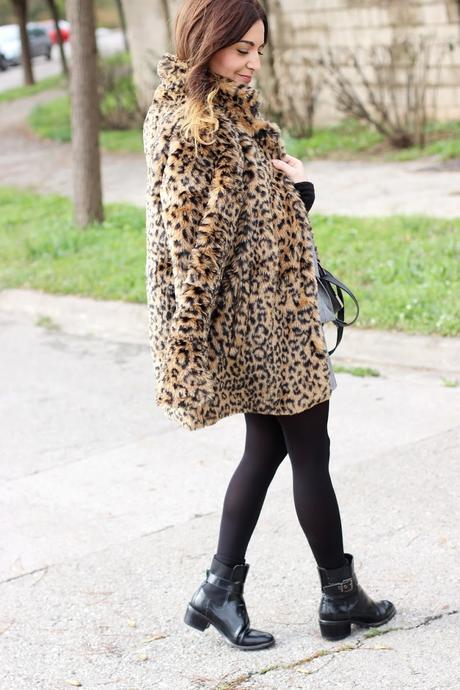 Con falda anudada y abrigo leopardo Con falda anudada y abrigo leopardo