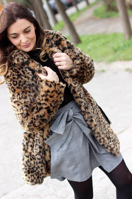 Con falda anudada y abrigo leopardo Con falda anudada y abrigo leopardo