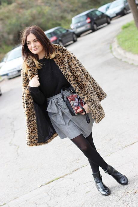 Con falda anudada y abrigo leopardo Con falda anudada y abrigo leopardo