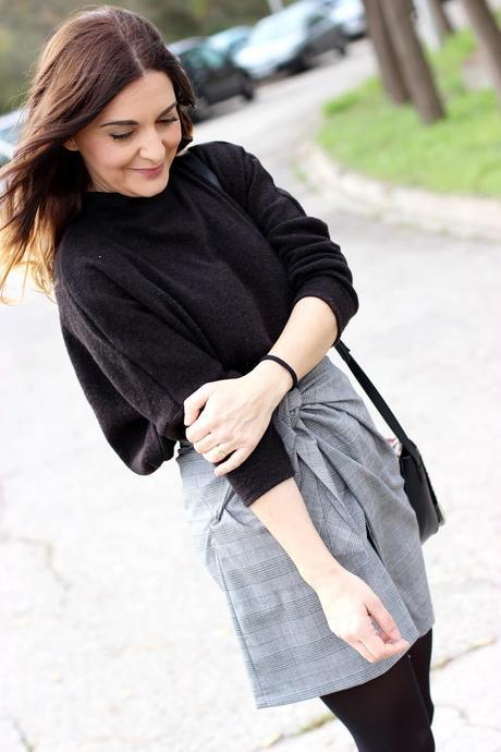 Con falda anudada y abrigo leopardo Con falda anudada y abrigo leopardo