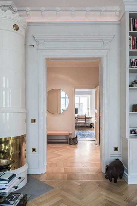 apartamento estilo clásico, puertas con molduras de madera lacada en blanco