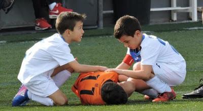 Prebenjamines dan clases de deportividad al olvidarse del juego para atender a un rival