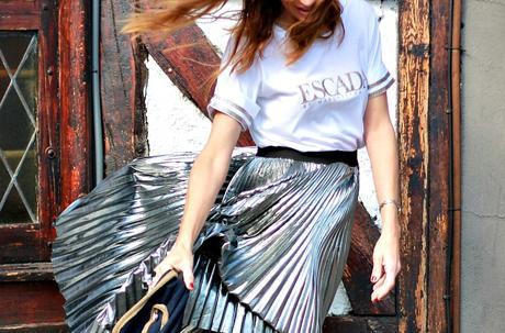 Falda plisada plateada, camiseta y casaca Falda plisada plateada, camiseta y casaca