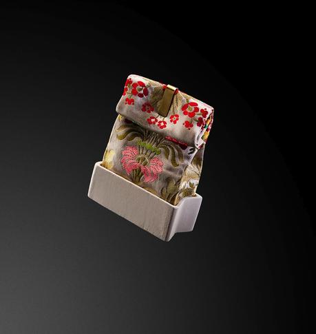 Amstel lanza una colección de ropa y complementos con tela de Espolín para celebrar las Fallas 2017