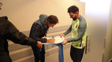 ¿Quién es el hombre al que Messi le pidió un autógrafo? #Futbol