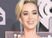 Katy Perry sonríe... residuos dientes (FOTO)