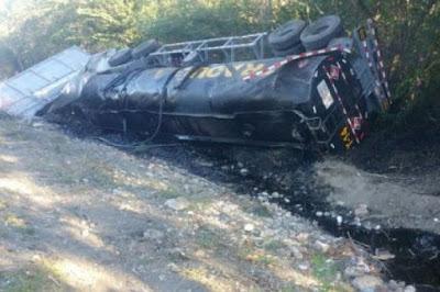 Se vuelca en Azua tanquero lleno de combustible; muere el chofer.