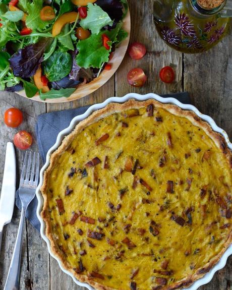 Esta quiche lorraine vegana esta hecha a base de harina de garbanzo. Bacon ahumado de tofu es el relleno perfecto. Un plato genial para un almuerzo o cena vegetariana o vegana. 