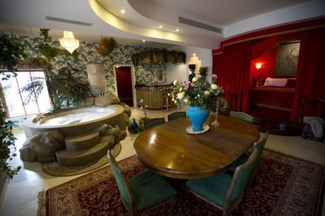 Banksy decoró en Belén el hotel con ‘la peor vista del mundo’