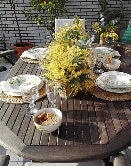 Mesa primaveral con mimosas 