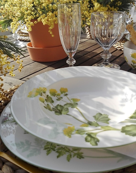 Mesa primaveral con mimosas Mesa primaveral con mimosas