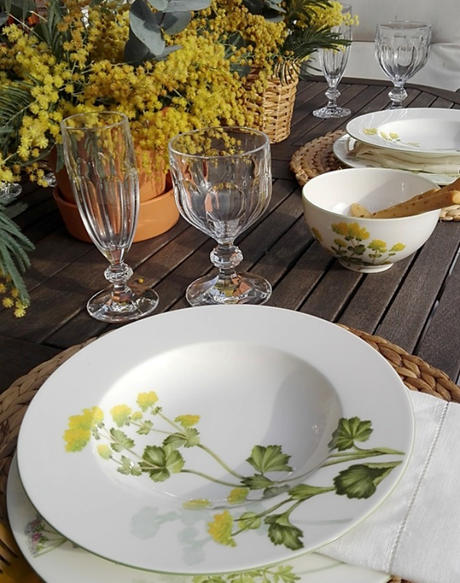 Mesa primaveral con mimosas Mesa primaveral con mimosas