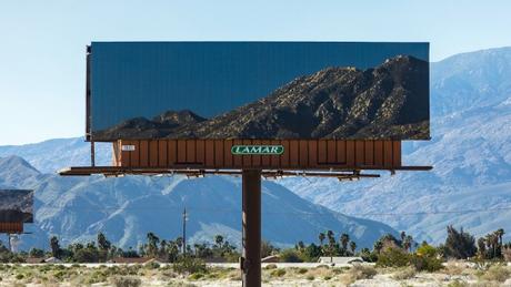 Estas vallas publicitarias se camuflan con el paisaje que les rodea