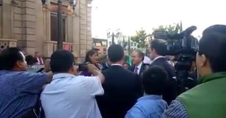 Mujer se manifiesta frente al Teatro de la Paz en el Día de la Mujer