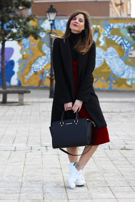 bloguera de moda abrigo zara online vestido terciopelo rojo zapatillas adidas stan smith 