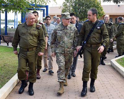 El general del ejército Curtis M. Scaparrotti, comandante del Comando Europeo de Estados Unidos, centro, recorre la sede Flecha sistema de misiles de defensa en Palmahin, Israel, acompañado de Defensa de Israel, Jefe de Estado Mayor de la Fuerza teniente general Gadi Eizenkot, izquierda, y la defensa aérea de brigada John .  El general zvika Haimovich, 7 de marzo de 2017. Departamento de Estado foto de Matty Stern,