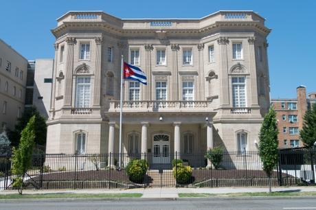 Senadores cubanoamericanos proponen renombrar la calle de la Embajada Cubana en Washington
