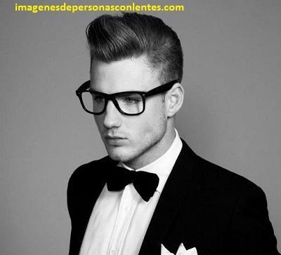 peinados para hombres jovenes con gafas modernos