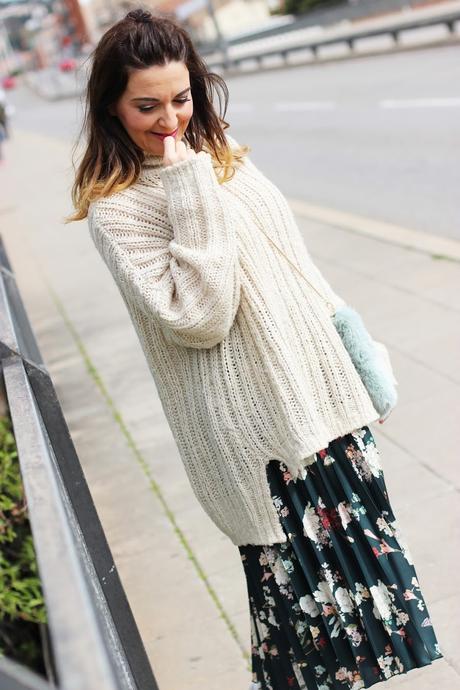 Look cómodo con falda plisada y jersey XL