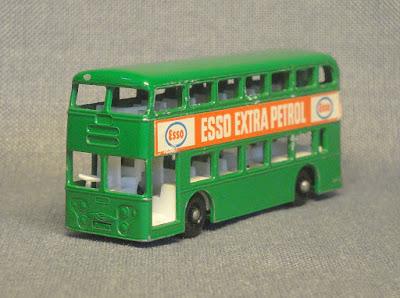 Autobús de dos pisos verde