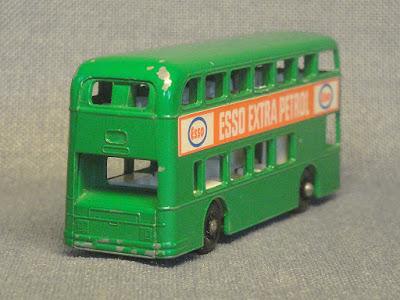 Autobús de dos pisos verde