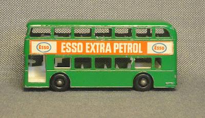 Autobús de dos pisos verde