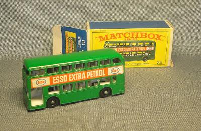 Autobús de dos pisos verde