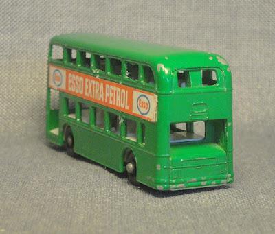 Autobús de dos pisos verde