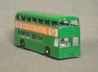 Autobús de dos pisos verde